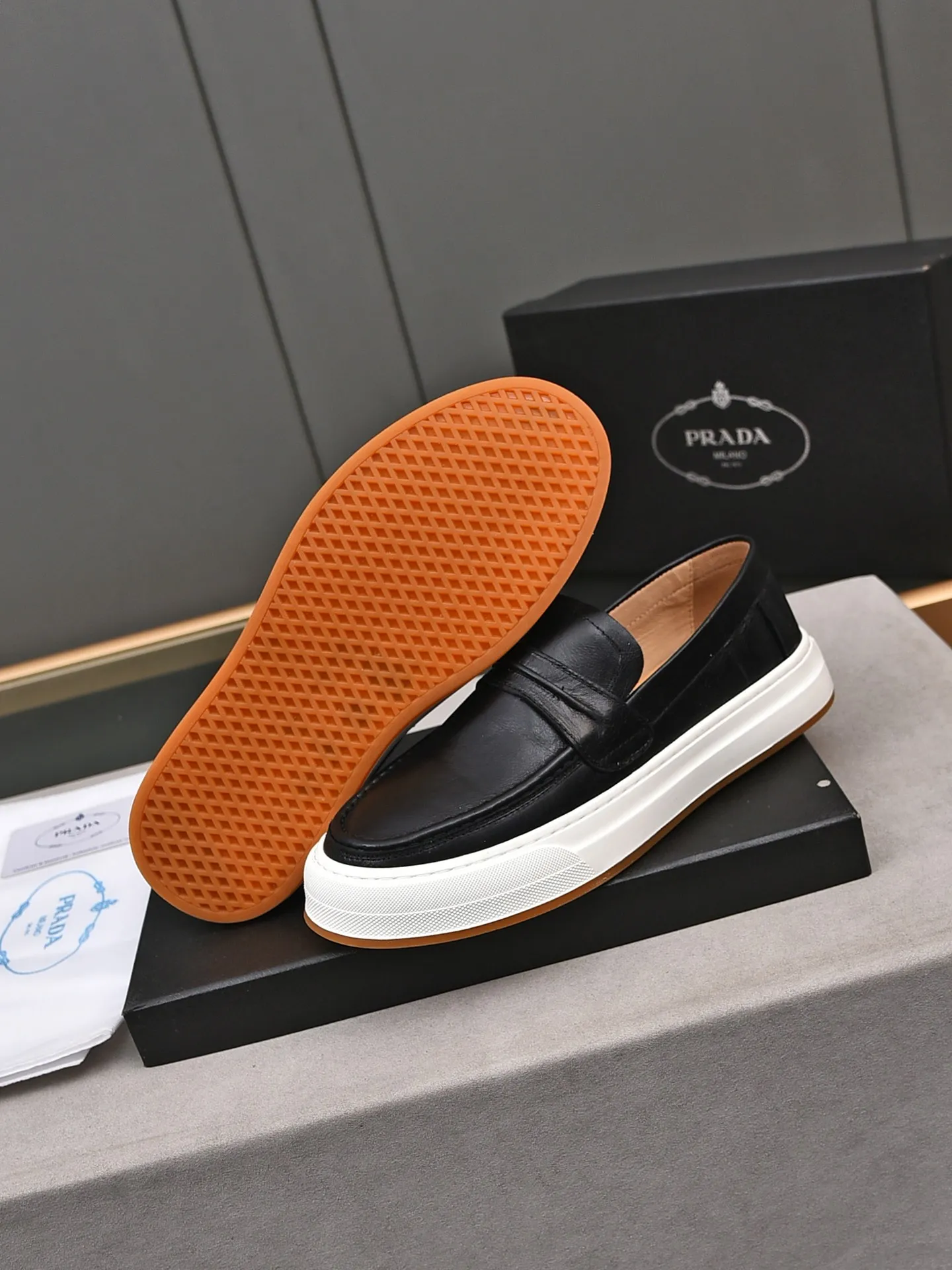 👟👟👟Men's Men's Shoes💰P440 [Top Cowhide]🆕🔥New Updates🔥👟PRADA (Prada) new products are released, imported soft cowhide, fashionable to allow air to penetrate the entire shoe, Niu B's shoes [strong] bring an extremely comfortable and breathable feeling! Beautiful inside and out! Exquisite workmanship, top-grade cowhide material, 😌Size: 38~44, single color choice.